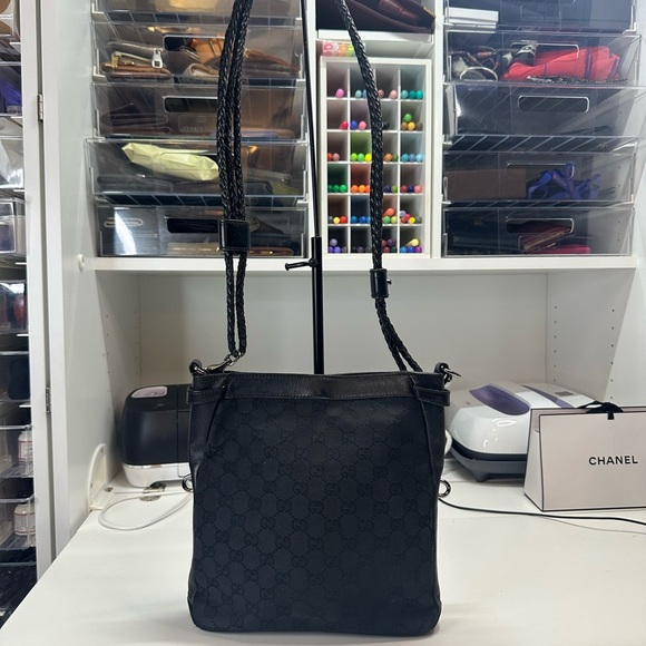 Gucci Black Crossbody Bag with Adjustable Strap and Minimalist Design - Picture 2 of 13